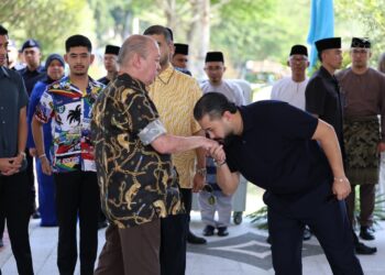 TUNKU Mahkota Ismail mencium tangan Sultan Ibrahim semasa Majlis Rumah Terbuka Istana Johor
di Istana Besar, Johor Bahru, Johor kelmarin yang dihadiri lebih 20,000 rakyat jelata.