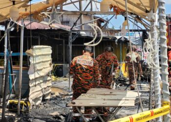 ANGGOTA Unit Forensik Jabatan Bomba dan Penyelamat Malaysia (JBPM) Kelantan melakukan siasatan di lokasi kebakaran di Wakaf Che Yeh, Kota Bharu, Kelantan semalam- UTUSAN/MUSTAQIM MOHAMED.