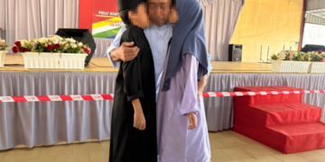 SEPU memeluk dua anaknya sempena sambutan Syawal di PRP Kuala Krai, Kelantan.