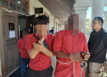 SEORANG wanita (kiri) dan pasangannya (dua dari kanan) yang didakwa melakukan perbuatan lucah di sebuah tanah perkuburan Cina, Ahad lalu, dibawa ke Mahkamah Majistret George Town, Pulau Pinang untuk mendapatkan perintah reman, hari ini.