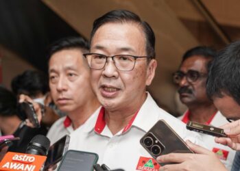 DOMINIC Lau (tengah) ketika bergambar bersama ahli parti pada Majlis Sambutan Ulang Tahun Parti Gerakan Rakyat Malaysia Ke-58 di Menara PGRM di sini, hari ini. - UTUSAN/ISKANDAR ISHAK