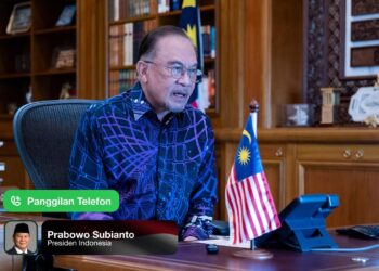 ANWAR Ibrahim ketika panggilan telefon bersama Prabowo Subianto kelmarin. – FB ANWAR IBRAHIM