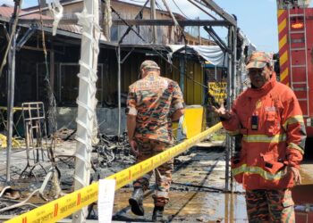 ANGGOTA bomba melakukan pemeriksaan di lokasi kebakaran di Wakaf Che Yeh, Kota Bharu, Kelantan hari ini. - UTUSAN/MUSTAQIM MOHAMED