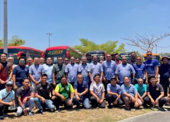 WAKIL pengusaha bas dari seluruh negara berhimpun secara aman di Alor Setar Kedah hari ini menuntut kerajaan menyelesaikan isu berbangkit ekoran kenaikan harga diesel.