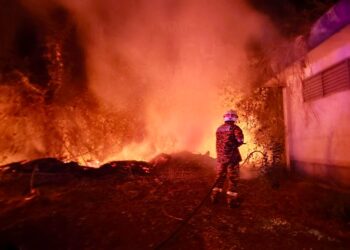 KETIKA umat Islam sedang meraikan lebaran, anggota bomba pula bertungkus lumus siang dan malam memadam kebakaran hutan serta belukar yang kerap berlaku ekoran cuaca panas melampau di Perlis kebelakangan ini.-UTUSAN
