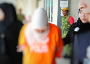 ANGGOTA polis membawa seorang wanita ke Mahkmah Pasir Mas, Kelantan hari ini untuk mendapatkan perintah reman bagi membantu siasatan kebakaran kedai menjual bunga api semalam.