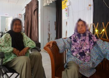 TOK Jah (kiri) dan Cik Yah ketika ditemui di Pusat Jagaan dan Aktiviti Warga Emas Terengganu, Laman Kasih Budi di Bukit Besar, Kuala Terengganu, Terengganu. – UTUSAN/PUQTRA HAIRRY