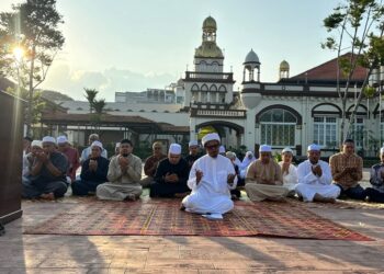 HAIRUL Azizi Mokhtar membaca doa selepas menunaikan solat sunat Istisqa di Masjid Jamek Muhammadi, Kota Bharu, Kelantan.