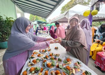 ROHANI Ibrahim (kiri) menyantuni orang ramai yang berkunjung ke rumah Majlis Sambutan Hari Raya Aidilfitri Parlimen Kota Bharu Peringkat Dewan Undangan Negeri (DUN) Tanjong Mas, Kota Bharu, Kelantan hari ini-UTUSAN/YATIMIN ABDULLAH
