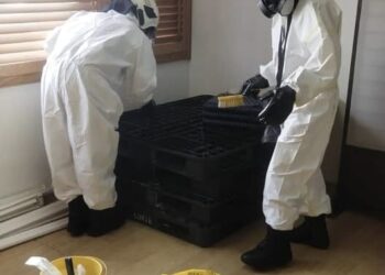 DUA anggota Hazmat sedang memeriksa kawasan yang dicemari tumpahan merkuri di sebuah pusat dialisis di George Town, Pulau Pinang hari ini.-GAMBAR/IHSAN JBPM PULAU PINANG