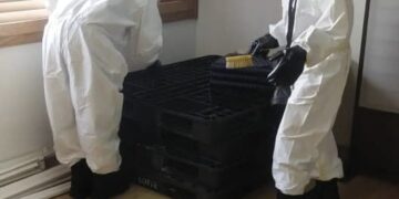 DUA anggota Hazmat sedang memeriksa kawasan yang dicemari tumpahan merkuri di sebuah pusat dialisis di George Town, Pulau Pinang hari ini.-GAMBAR/IHSAN JBPM PULAU PINANG