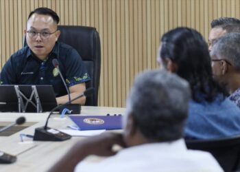 DANIEL Gooi Zi Sen (kiri) ketika mempengerusikan sidang akhbar di pejabatnya di George Town, Pulau Pinang hari ini.-UTUSAN/DANIAL SAAD