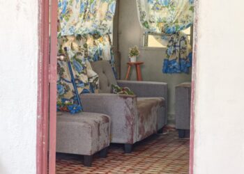 KESAN tompokan darah pada sofa di ruang tamu rumah di Kampung Belau, Sungai Petani, Kedah.