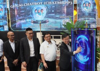 CHOW Kon Yeow (kanan) ketika melakukan gimik pelancaran sempena program Gen.Ai Chatbot (ChatMBPP) di George Town, Pulau Pinang hari ini.-UTUSAN/DANIAL SAAD