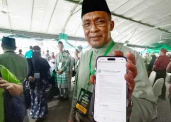 TAKIYUDDIN Hassan menunjukkan surat permohonan MIC untuk menyertai PN semasa menghadiri Rumah Terbuka Aidilfitri Pas Kelantan di Dataran Warisan Stadium Sultan Muhammad IV, Kota Bharu, Kelantan hari ini-UTUSAN/YATIMIN ABDULLAH.