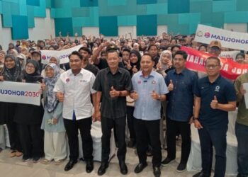 AZNAN Tamin (tengah) bersama mahasiswa anak Johor pada program Meh Balik Kampus yang diadakan di TMIYC Iskandar Puteri, hari ini.