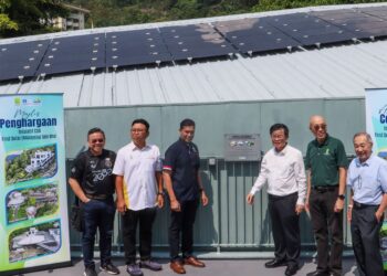 CHOW Kon Yeow (tiga dari kanan) ketika menghadiri Majlis Penghargaan Inisiatif CSR oleh First Solar (Malaysia) Sdn. Bhd. di Bukit Bendera, Pulau Pinang hari ini.-UTUSAN/DANIAL SAAD