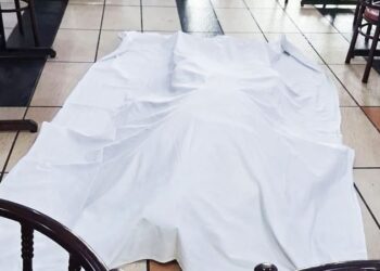 MAYAT mangsa di sebuah restoran di Bukit Katil, Melaka, petang semalam.