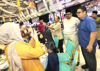AB. RAUF Yusoh melayani tetamu yang hadir pada Majlis Sambutan Rumah Terbuka Aidilfitri, Melaka Sayang Rakyat Peringkat Negeri Melaka Tahun 2026 di MITC, hari ini.