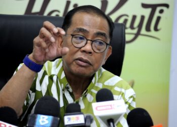 MOHAMED Khaled Nordin pada sidang akhbar selepas merasmikan Majlis Perasmian Projek JanaVeteran BPlant di Ladang Telok Sengat, Kota Tinggi, Johor hari ini. - UTUSAN/RAJA JAAFAR ALI