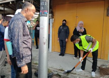 MOHD. JAFNI Md. Shukor melihat pelaksanaan hukuman Perintah Khidmat Masyarakat (PKM) di Kampung Senibong, Plentong, Johor Bahru hari ini. - UTUSAN/MOHAMAD FAIZAL HASHIM