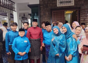 KHAIRY Jamaluddin (empat kiri) bergambar bersama Sumali serta seluruh ahli keluarganya ketika menghadiri Majlis Rumah Terbuka Aidilfitri Setiausaha Kerja UMNO itu di Benut, Pontian, Johor.