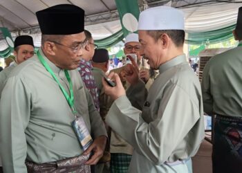 TAKIYUDDIN Hassan (kiri) mendengar kata-kata daripada Nik Mohamad Abduh semasa menghadiri Rumah Terbuka Aidilfitri Pas Kelantan di Dataran Warisan Stadium Sultan Muhammad IV, Kota Bharu, Kelantan hari ini-UTUSAN/YATIMIN ABDULLAH.