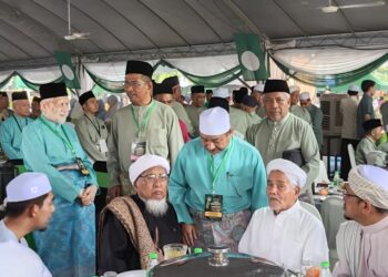 MOHD. Nassuruddin Daud (tengah) menyantuni dua tokoh agama negeri ini semasa Rumah Terbuka Aidilfitri Pas Kelantan di Dataran Warisan pekarangan Stadium Sultan Muhammad IV, Kota Bharu, Kelantan hari ini-UTUSAN/YATIMIN ABDULLAH.