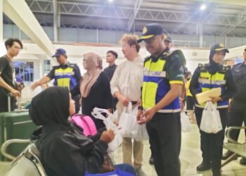 ZULKIFLY Ismail (dua dari kanan) ketika menghadiri program advokasi JPJ bersama PDRM dan syarikat Konsortium Pelancongan Bumiputra Sdn. Bhd. sempena Aidilfitri di Terminal Bas Sungai Nibong, George Town, Pulau Pinang, malam tadi.-UTUSAN/SAFINA RAMLI