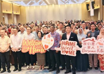 STEVEN Sim Chee Keong (depan, dua dari kiri) ketika menghadiri program 'Balik Rumah' anjuran pertubuhan kebajikan, One Hope Charity and Welfare di Bukit Mertajam, Pulau Pinang hari ini.