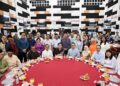 CHOW Kon Yeow (duduk, tengah) bersama beberapa pemimpin parti politik daripada Kerajaan Perpaduan pada Majlis Rumah Terbuka PH Pulau Pinang di Permatang Pasir, Bukit Mertajam, Pulau Pinang.