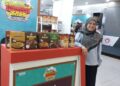NORHAIDAH Samlee bersama produk keluaran AIDA Global.