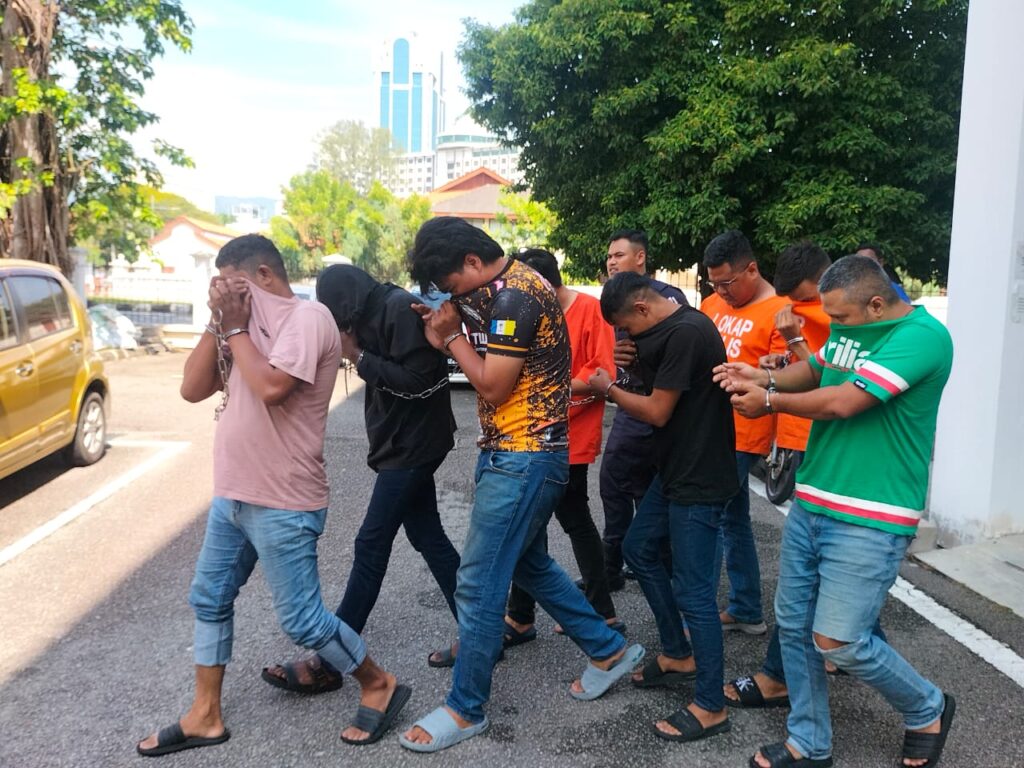 Lapan lelaki didakwa cederakan tiga anggota polis