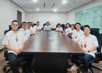 GOH Choon Aik (tengah) ketika menerima kunjungan delegasi MPE di pejabatnya di Komtar, George Town, Pulau Pinang semalam.