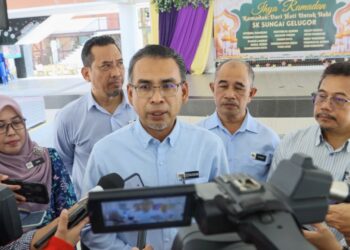 MOHAMAD Dziauddin Mat Saad (tengah) ketika bercakap kepada pemberita semasa program turun padang untuk meninjau kesediaan sekolah mematuhi garis panduan yang ditetapkan berkaitan cuaca panas di SK Sungai Gelugor, George Town, Pulau Pinang.-UTUSAN/DANIAL SAAD
