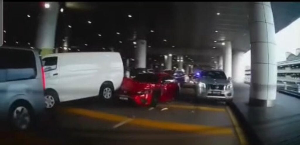 Gagal lolos, suspek rempuh lima kenderaan, cuba lari di KLIA