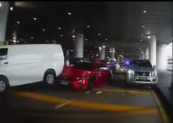 TANGKAP layar kereta honda civic merempuh lima kenderaan lain di KLIA.