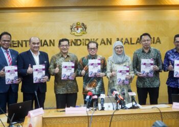MOHD. Azam Ahmad menunjukkan laporan analisis SPM 2025 di KPM, Putrajaya. - UTUSAN/FAISOL MUSTAFA