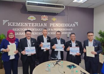 ALI@ZAINALABIDIN Syed Mohamed (tiga kiri) bersama kepimpinan Jabatan Pendidikan Negeri Johor (JPNJ) menunjukkan keputusan SPM 2025 bagi negeri Johor di Jabatan Pendidikan Negeri Johor (JPNJ), hari ini