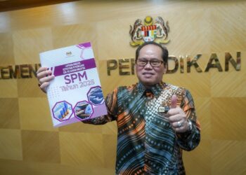 MOHD. Azam Ahmad menunjukkan laporan analisis SPM 2025 di KPM, Putrajaya. - UTUSAN/FAISOL MUSTAFA
