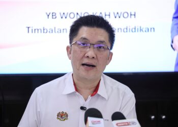 WONG Kah Woh berucap pada sidang akhbar sempena pengumuman Keputusan SPM 2025 Peringkat Negeri di SMJKC Yu Hua, Kajang di sini hari ini. - UTUSAN/AMIR KHALID
