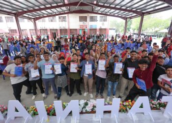 SEBAHAGIAN calon SPM 2025 yang memperoleh keputusan cemerlang bergambar ketika tinjauan di SMK Tinggi Kajang di sini hari ini. -UTUSAN/ AMIR KHALID