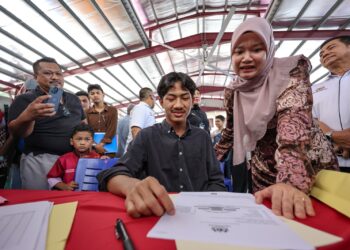FADHLINA Sidek melawat dan beramah mesra bersama sebahagian calon SPM 2025 yang mengambil keputusan hari ini ketika tinjauan di SMK Tinggi Kajang di sini hari ini. - UTUSAN/ AMIR KHALID