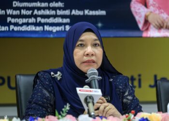 WAN Nor Ashikin Abu Kassim bercakap pada pengumuman dan sidang akhbar keputusan peperiksaan Sijil Pelajaran Malaysia (SPM) Tahun 2025 Negeri Selangor di Sekolah Menengah Kebangsaan Putra Perdana di sini hari ini. - UTUSAN/FARIZ RUSADIO