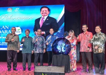 ARTHUR Joseph Kurup (empat dari kiri) bersama Ketua Pengarah Jabatan Meteorologi Malaysia, Mohd Hisham Mohd Anip (dua dari kanan) dan Naib Canselor Universiti Kebangsaan Malaysia (UKM), Datuk Sufia Jusoh (dua dari kiri) ketika sesi bergambar sempena Sambutan Hari Meteorologi Sedunia 2026 di Dewan Canselor Tun Abdul Razak, UKM Bangi di sini, hari ini. - UTUSAN/SYAKIR RADIN