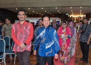 MOHD. Hisham Mohd. Anip ketika mengiringi Menteri Sumber Asli dan Kelestarian Alam, Datuk Seri Arthur Joseph Kurup sempena Sambutan Hari Meteorologi Sedunia 2026 di Dewan Canselor Tun Abdul Razak, UKM Bangi di sini, hari ini. - UTUSAN/SYAKIR RADIN