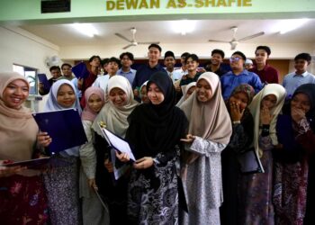 HUDA Rasheeda Rosli (tengah) yang merupakan CBPK bersama rakan yang mengambil keputusan SPM 2025 di SMA Darusaadah di Titi Besi, Alor Setar. - UTUSAN/ SHAHIR NOORDIN