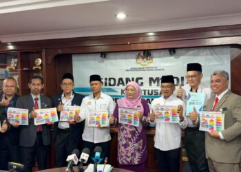 KHALIDA Omar (empat dari kanan) pada sidang akhbar pengumuman analisis keputusan SPM 2025 Negeri Sembilan di Pejabat Jabatan Pendidikan Negeri (JPN) Negeri Sembilan di Seremban, hari ini. -UTUSAN / NOR SHAFIQAH MOHD GHAZALI