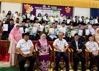 OSMAN Salleh (duduk, tengah) bergambar bersama calon SPM 2025 selepas Majlis Pengumuman dan Penyerahan Keputusan SPM 2025 di SMA Nilai di Nilai, Seremban, hari ini.-UTUSAN / NOR SHAFIQAH MOHD GHAZALI