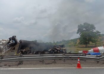 SEORANG pemandu lori maut, manakala seorang lagi cedera selepas kedua-dua kenderaan dipandu mereka terlibat dalam kemalangan di Kilometer 40.7 Lebuhraya Utara Selatan (PLUS) menghala ke utara, di Kulai.
